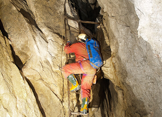 Lamprechtshoehle-Hoehlentourist-Beim-Aufstieg-39-96