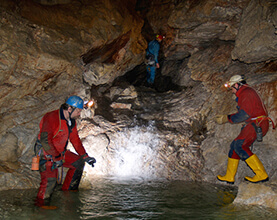 Lamprechtshoehle-Hoehlentouristen-An-Hoehlensee-33-83