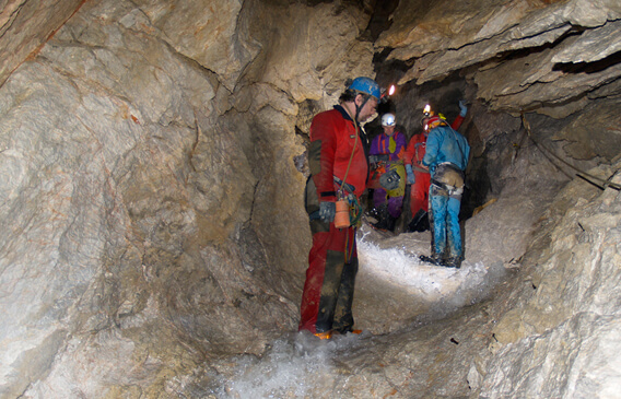 Lamprechtshoehle-Maenner-In-Tropfsteinhoehle-31-81